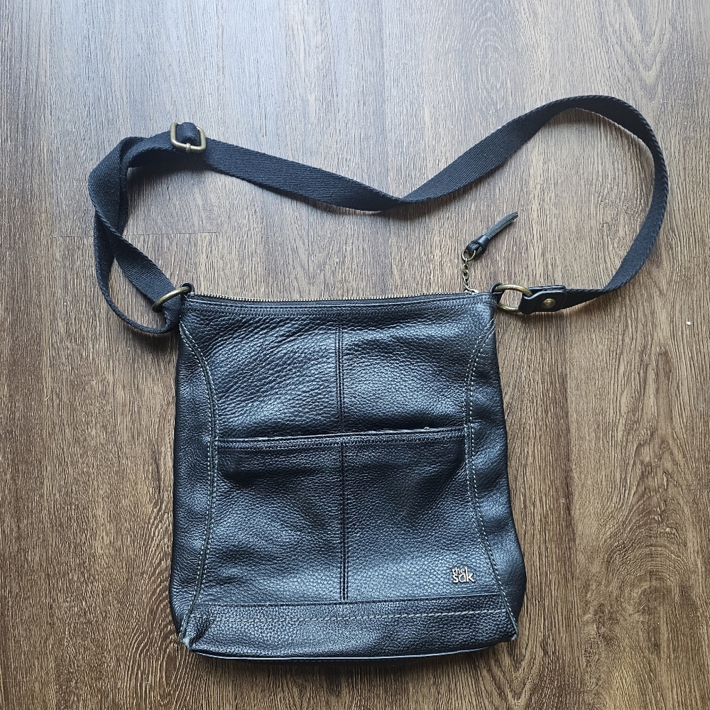 The Sak Crossbody Bag Womens Black Leather Pebbled Adjustable Strap Side ZipHas